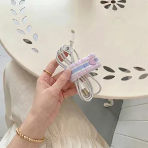 Primo piano del ferma cavi a quadretti macaron con bottone a cuore per gli auricolari