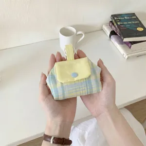 Nahaufnahme einer karierten Mini-Tasche im koreanischen Stil zur Aufbewahrung von Kleinteilen