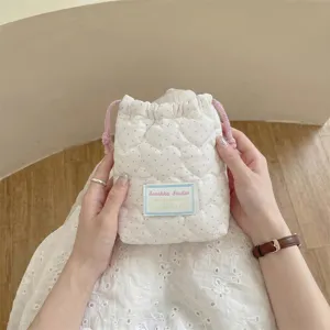 Primer plano de bolsa de almacenamiento acolchada con corazones en color blanco crema