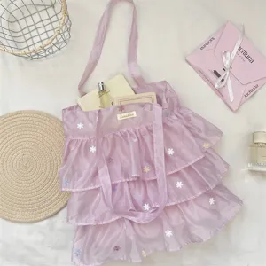 Vista detallada del bolso tote de organza lavanda con delicados bordados florales