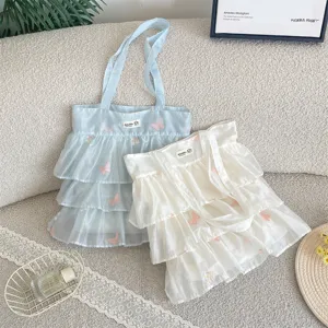 Bolsos de organza con capas y bordados de mariposas rosas en azul y blanco