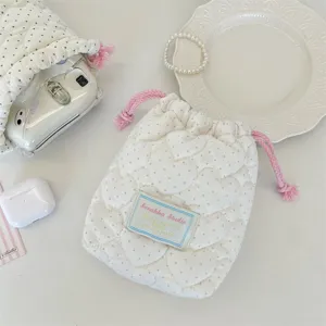 Bolsa de almacenamiento con cordón rosa y diseño acolchado de corazones blancos