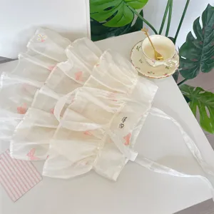 Detalle de bolso de organza con volantes y delicados bordados de mariposas rosas