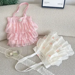 Bolsos tote de organza con volantes rosas y blancos y bordado de mariposas