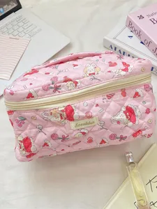 Neceser acolchado con estampado de animales, suave relleno de algodón y cremallera.