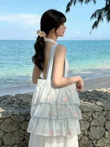 Elegante bolso de organza azul claro con volantes y bordados de mariposa rosa