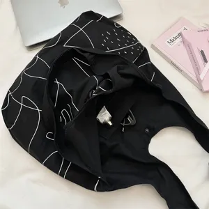 Nahaufnahme der Innenseite der schwarzen Canvas-Tasche mit dem praktischen Innenfach.