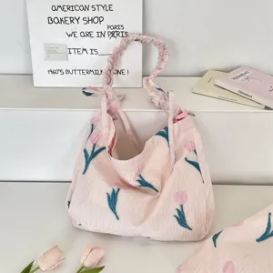 Détail du sac cabas rose à imprimé tulipes avec bandoulière à volants élégante et chic