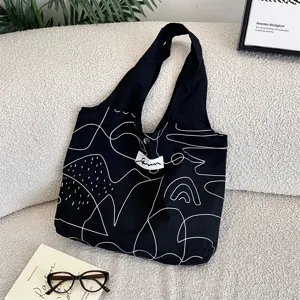 Nahaufnahme einer minimalistischen schwarzen Canvas-Tasche mit weißem Linienkunst-Druck