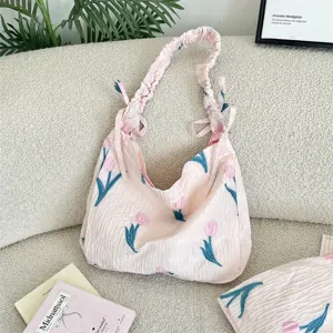 Grand sac cabas rose à motif tulipes avec bretelles plissées et texture gaufrée élégante