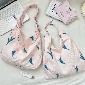 Gros plan élégant du motif de tulipe rose sur le sac à bandoulière plissé rose clair