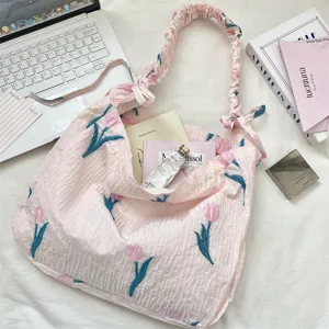 Gros plan du sac fourre-tout plissé tulipe rose avec bandoulière à volants