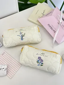 Estuche para lápices acolchado con bordado floral crema en estilo de papelería literaria
