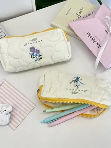 Estuche acolchado bordado con flores, textura de nube y cierre de cremallera amarilla