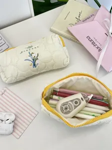 Estuche acolchado con bordado floral y espaciosa bolsa de almacenamiento de papelería crema
