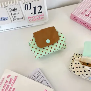 Detailansicht der mintgrünen Polka-Dot-Aufbewahrungstasche mit brauner Druckknopfklappe