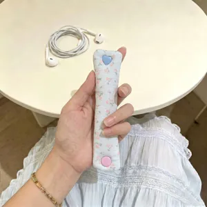 Vista dettagliata dell'organizzatore per cavi floreale con bottoni a pressione a forma di cuore
