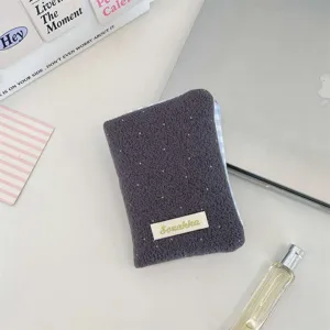 Dettaglio di un porta passaporto marrone a pois con eleganti finiture in quadretti blu