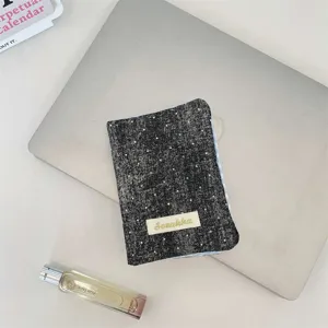 Primo piano di un porta passaporto a pois con etichetta Sozakka su laptop