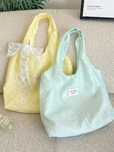 Bloemen gaas draagtassen in pastelgeel en lichtblauw met een elegante witte kanten strik