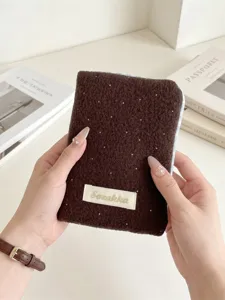 Morbido portapassaporto in peluche marrone scuro a pois con bordo a quadretti blu