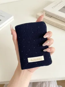 Elegante porta passaporto in feltro blu notte con motivo a stelle ed etichetta Sozakka
