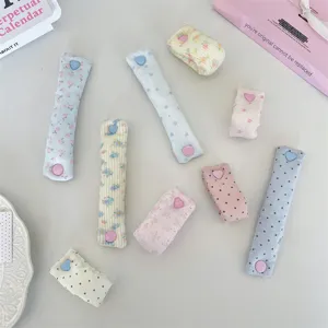 Fermacavi in tessuto colori macaron con graziosi bottoni a pressione a forma di cuore