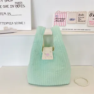 Gedetailleerde close-up van de mintgroene gewatteerde tas met schattig hart en sterren