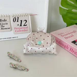 Schattig roze satijnen mini tasje met drukknoop voor het opbergen van oortelefoons