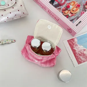 Gedetailleerd overzicht van het mini roze fluwelen zakje met drukknoop en binnenopslagruimte