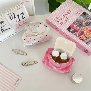 Mini opbergtasje van satijn met roze stippen voor oortelefoons en make-up
