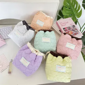 Vista detallada de seis bolsas de almacenamiento de colores con cordón y acolchado de corazón