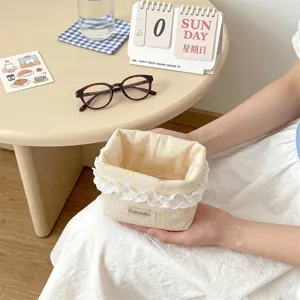 Détail du panier de rangement en tissu crème avec bordure en dentelle et étiquette Sozakka
