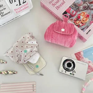 Detail van roze mini-zakjes met stippen en fluweel voor oordopjes en kabelopslag