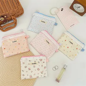 Gros plan de petites pochettes à fleurs avec bordure en dentelle blanche