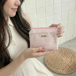 Gros plan d'une pochette florale rose avec dentelle tenue dans un cadre frais et doux