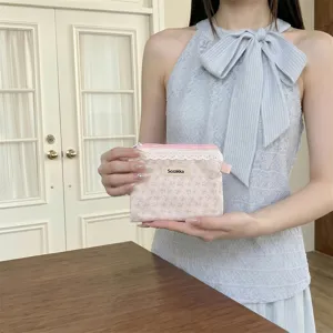 Gros plan d'une petite pochette à fleurs avec bordure en dentelle délicate et étiquette