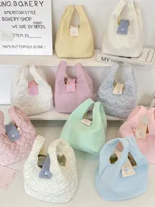 Kleurrijke gewatteerde mini handtassen met hartjes in verschillende pastelkleuren.