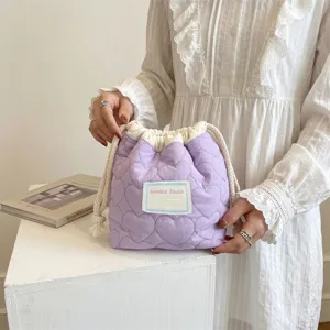 Detalle de la bolsa con cordón acolchada de corazón púrpura para cosméticos