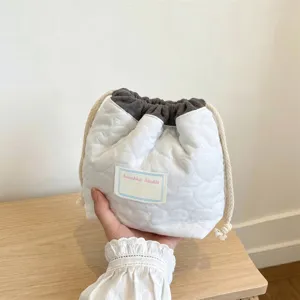 Detalle de una bolsa de almacenamiento de cosméticos acolchada con patrón de corazones