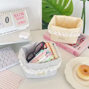 Détail du panier de rangement en tissu crème avec bordure en dentelle et cœurs