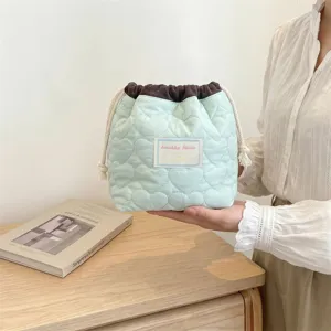 Elegante bolsa con cordón de corazón acolchado azul para cosméticos y pintalabios