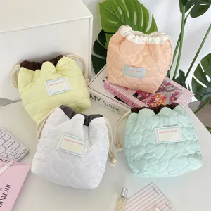 Bolsas acolchadas con corazones en amarillo, rosa, blanco y verde menta