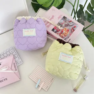 Vista de cerca de las bolsas de cordón acolchadas con corazones en tonos pastel