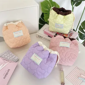 Colección de neceseres con cordón acolchados con corazones en colores pastel suave
