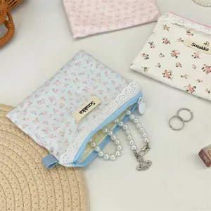Vue détaillée de la pochette à fleurs avec bordure en dentelle et accessoires en perles