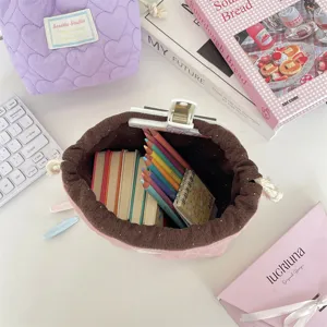 Vista detallada del interior de una bolsa de almacenamiento rosa acolchada con corazones