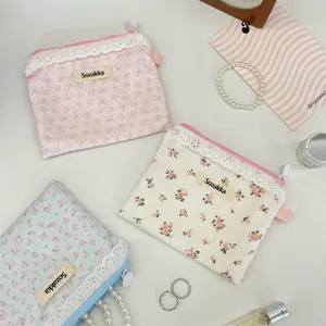 Détail de petites pochettes de rangement fleuries avec bordure en dentelle élégante