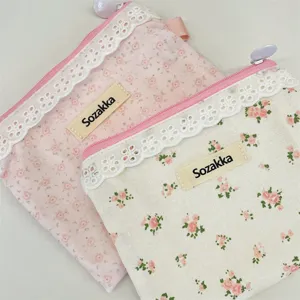Gros plan de mini pochettes de rangement fleuries avec bordure en dentelle