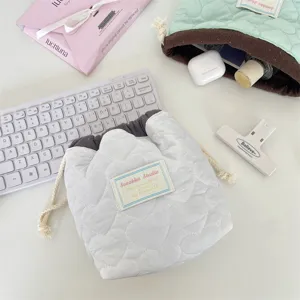 Detalle de la bolsa con cordón acolchada de corazones para cosméticos y accesorios